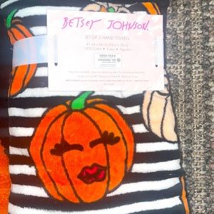 BNWT Betsey Johnson Hand Towels set of 2
